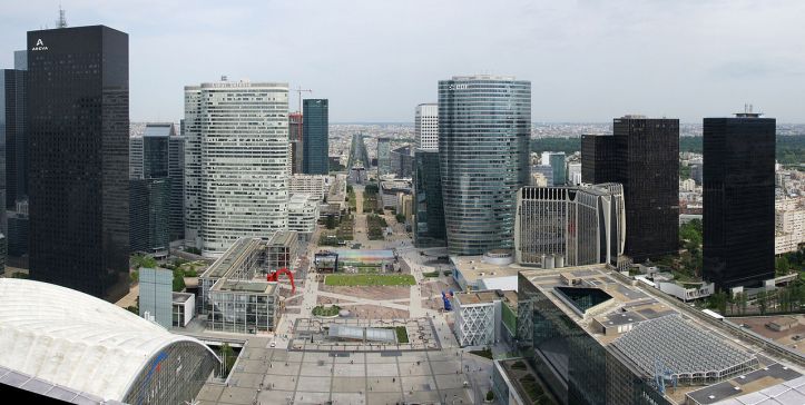 1280px-Défense-parvis-pano2