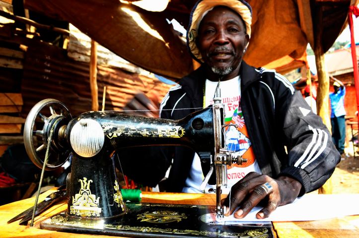 dans le marché de Bachomere, un couturier Mohamed, cimpunda bukavu