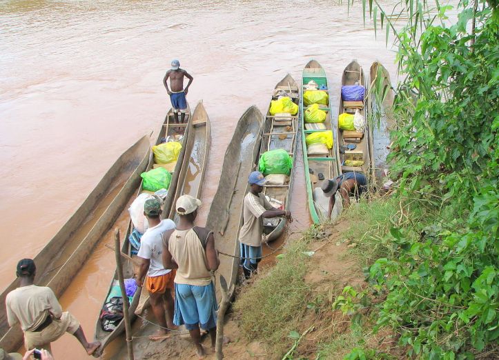 1200px-Pirogues_Madagascar