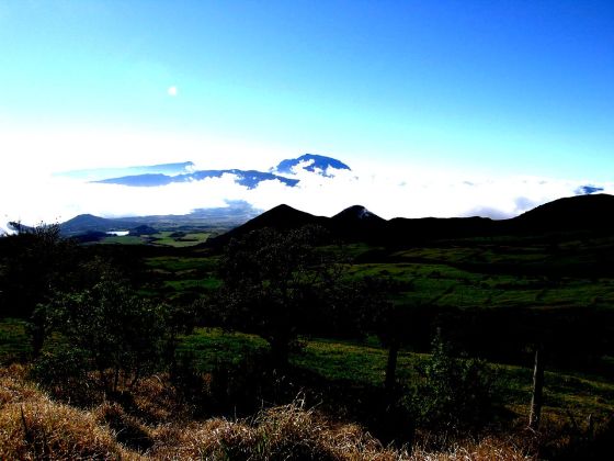 1280px-Piton_des_neiges_vu_de_la_plaine_des_cafres