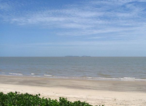 800px-Kourou_beach_islands_salut