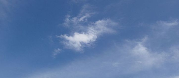 800px-Sky_with_puffy_clouds