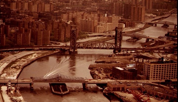1024px-HARLEM_RIVER-HARLEM_ON_LEFT._BRONX_ON_RIGHT_-_NARA_-_548427