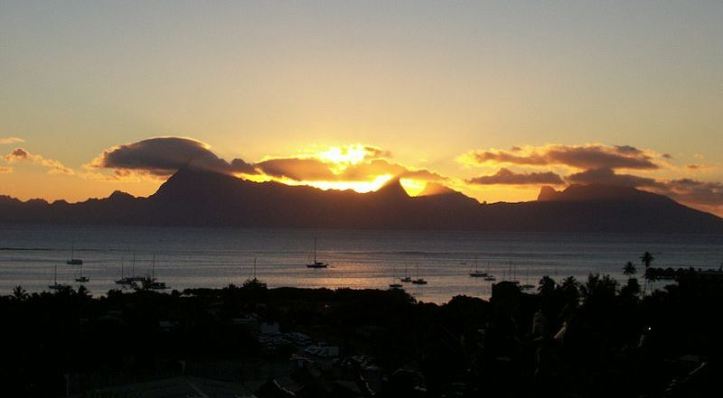 800px-Coucher_de_soleil_sur_Moorea.jpg