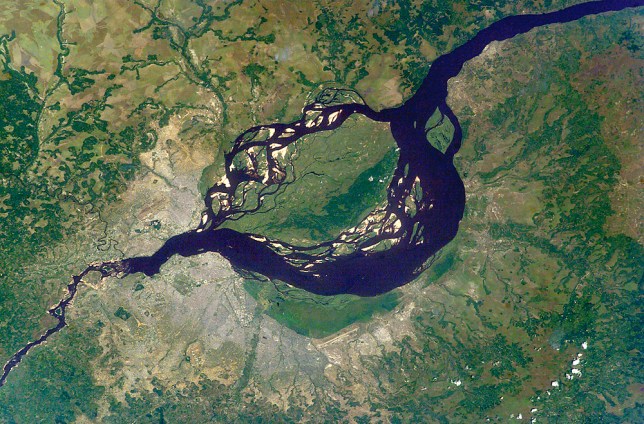 Kinshasa_&_Brazzaville_-_ISS007-E-6305_lrg.jpg