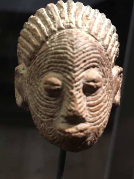 Sao_culture,_head._Terracotta,_Woutio,_Cameroon._Muséum_de_La_Rochelle.jpg